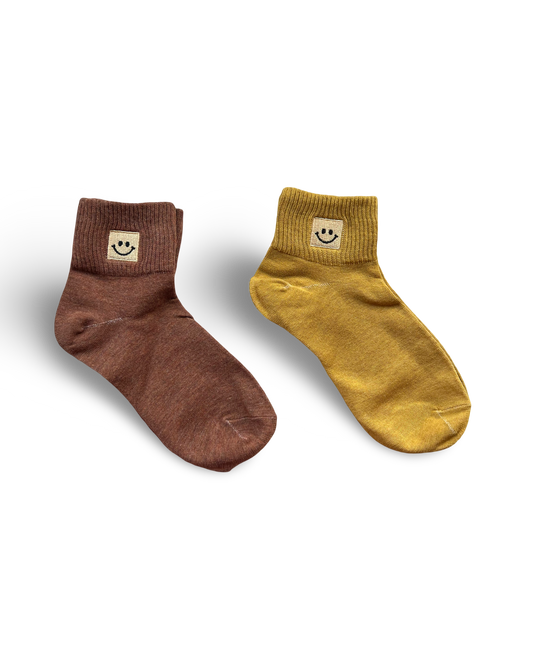 Ochre and cinnamon mix embroidered smiley face 2 pk socks