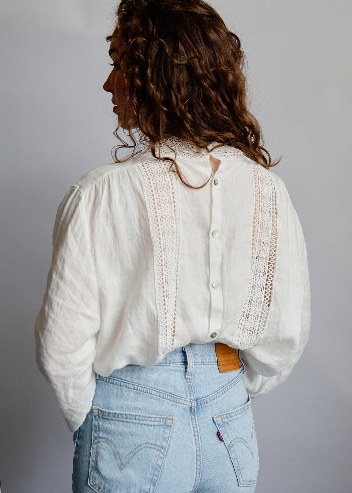 THE VICTORIA LINEN LACE BLOUSE