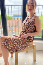 Load image into Gallery viewer, Janis dress 1970s floral print cotton dress